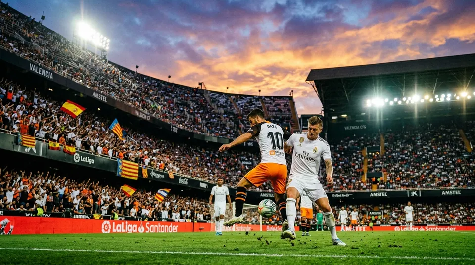 Partido de fútbol en un estadio de España al atardecer, lleno de afición